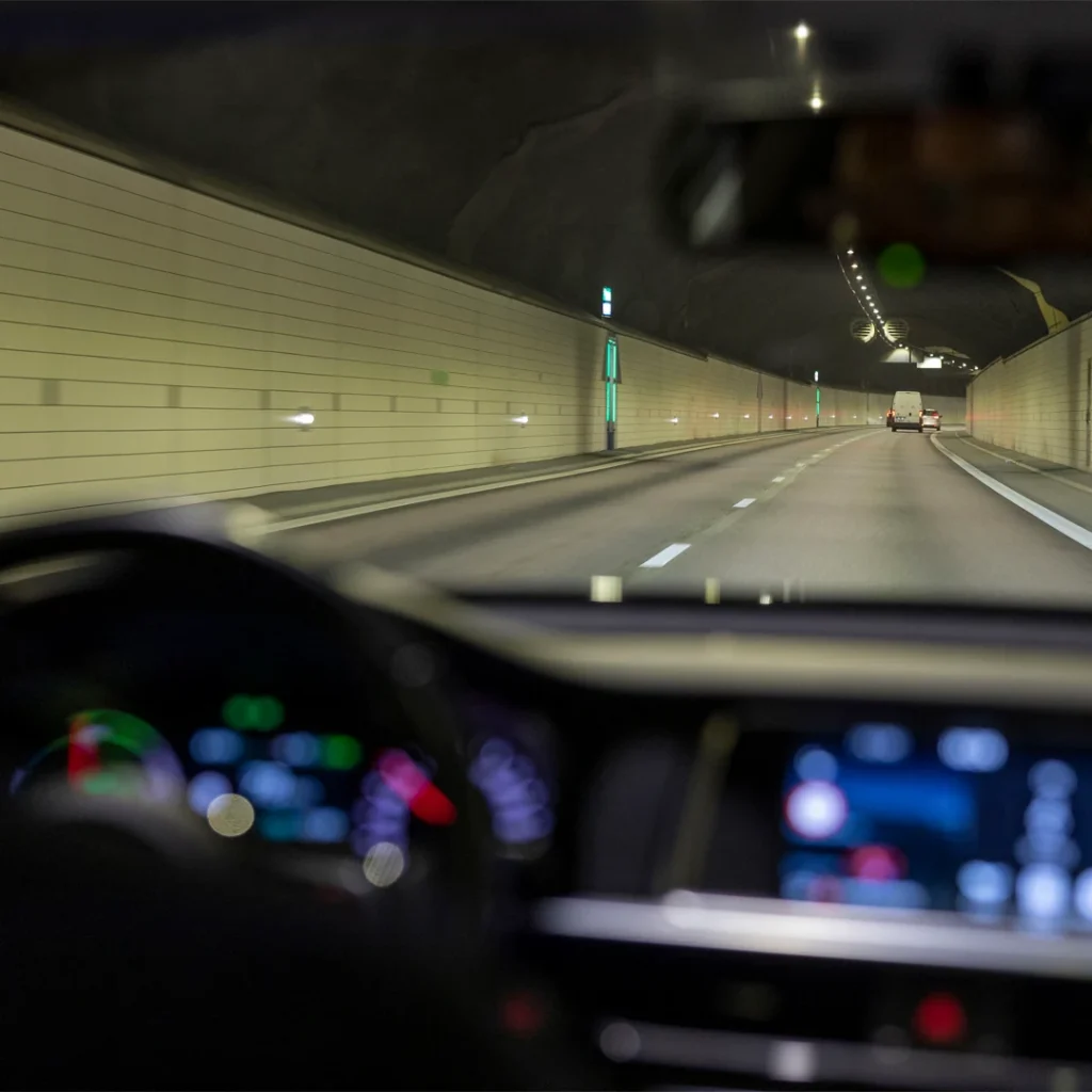 Bil som kör genom en mörk tunnel som symboliserar vägen mot att avslöja dold arbetslivskriminalitet